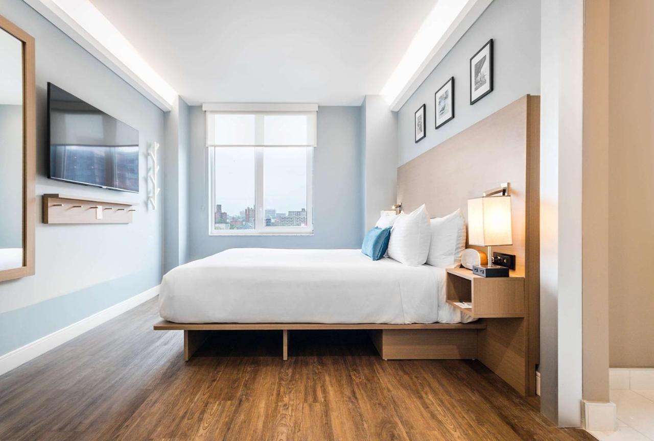 Deluxe Queen Room with Roll-in Shower - Mobility and Hearing Impaired Access/Non-Smoking