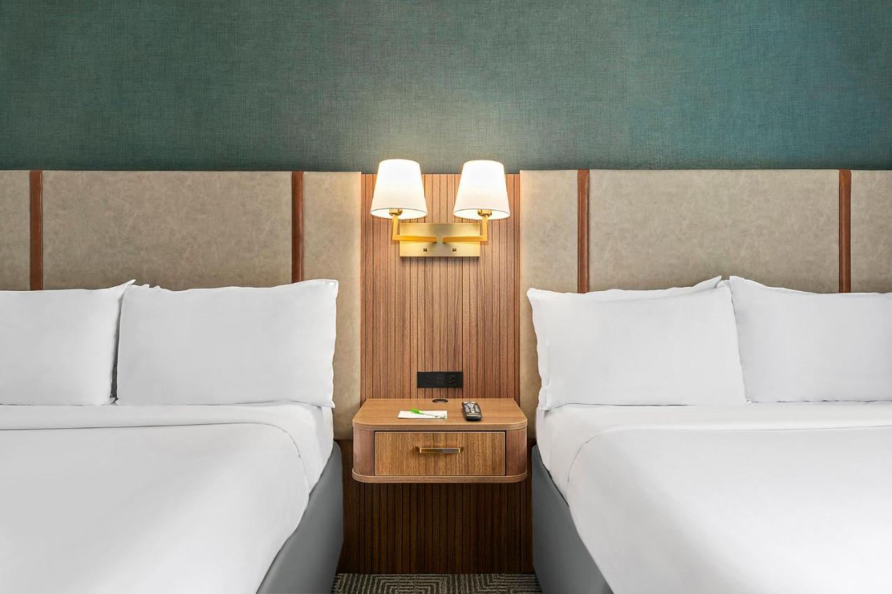 Standard Double Room with Two Double Beds and City View - Communications Accessible