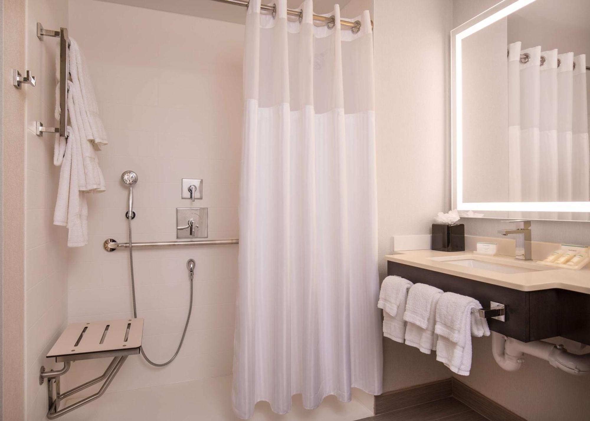 King Room with Roll-In Shower - Mobility Access