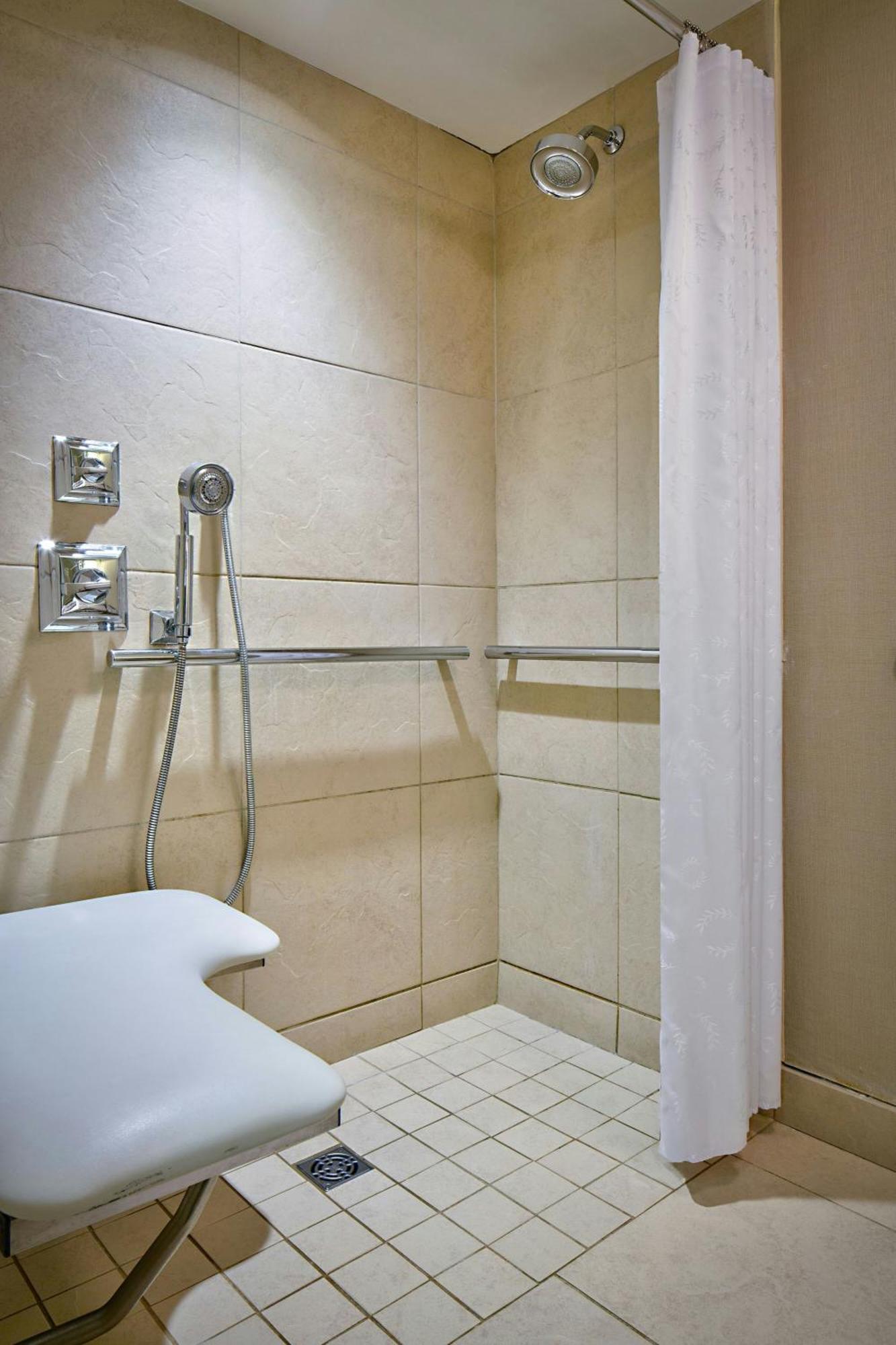 Superior King Room with Adapted Tub - Mobility and Hearing Accessible/High Floor