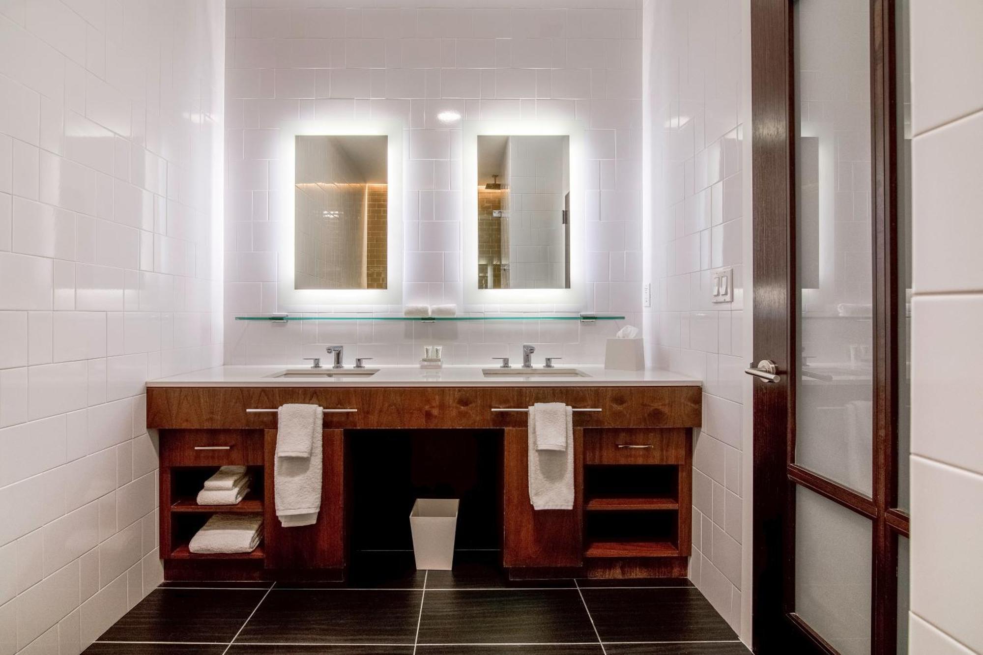 Queen Room 24 or 7 Front Desk