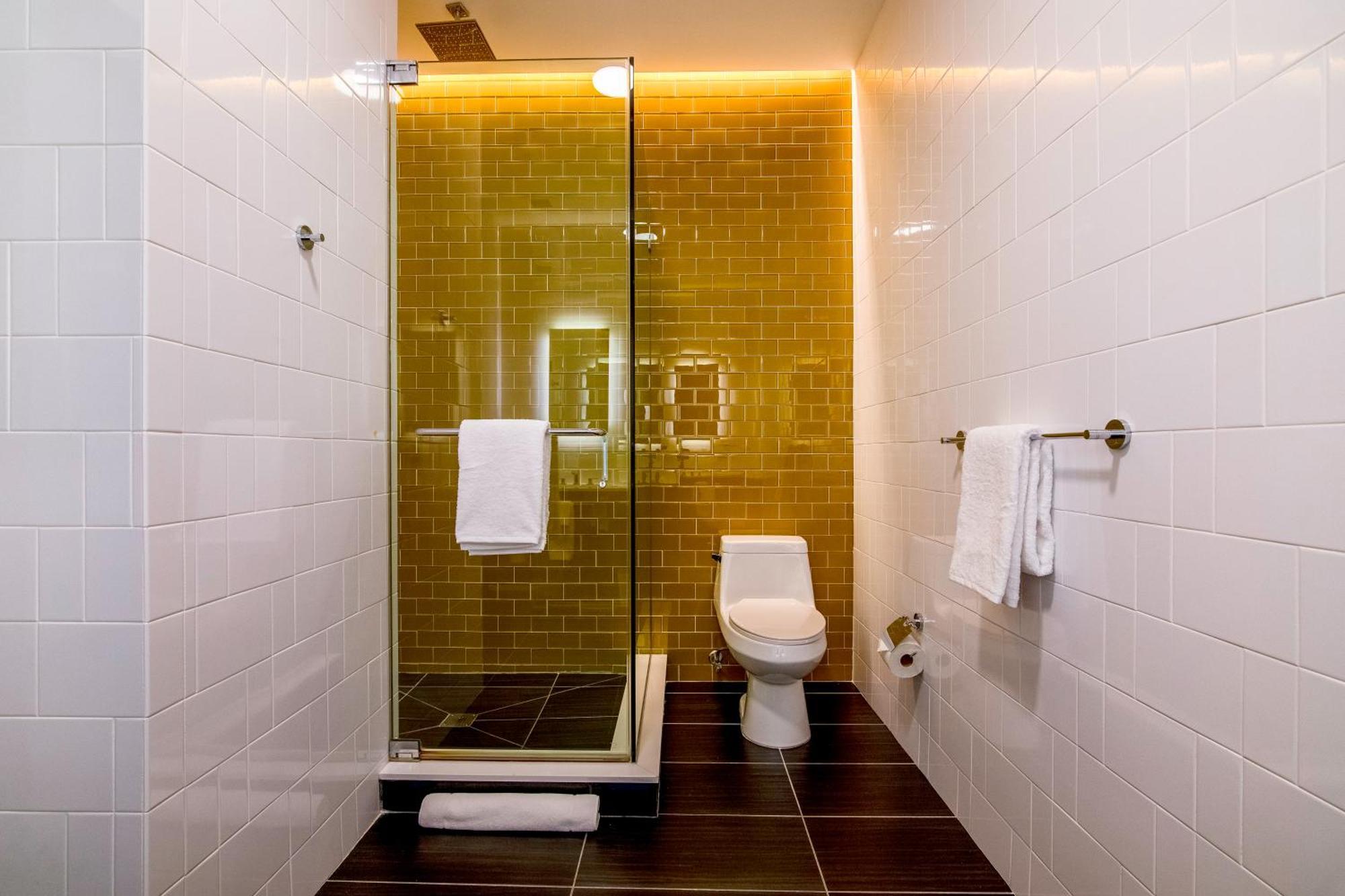 Queen Room 24 or 7 Front Desk