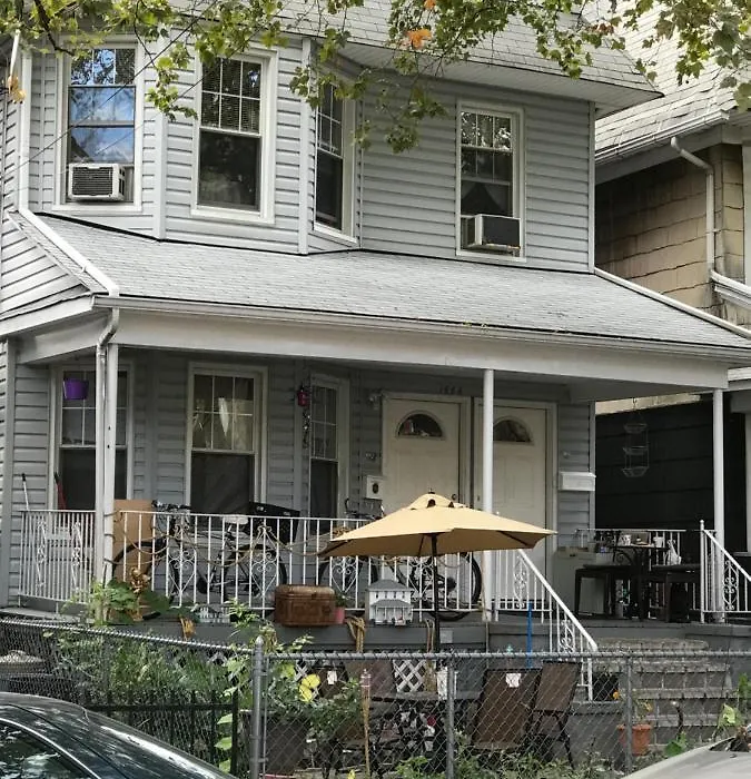 Classical American House 3-1